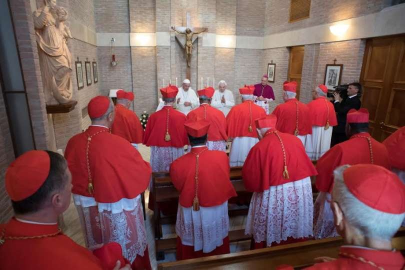 Franziskus besucht Benedikt XVI. mit den neuen Kardinälen